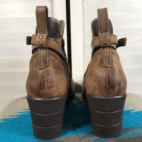 🍀🌸 UGG Emalie Brown leather Booties🌸🍀 - Picture 9 of 11